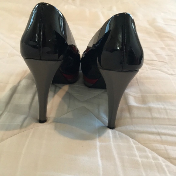 Like New Moda Black Patent Leather Peep Toe Heels - Picture 4 of 6